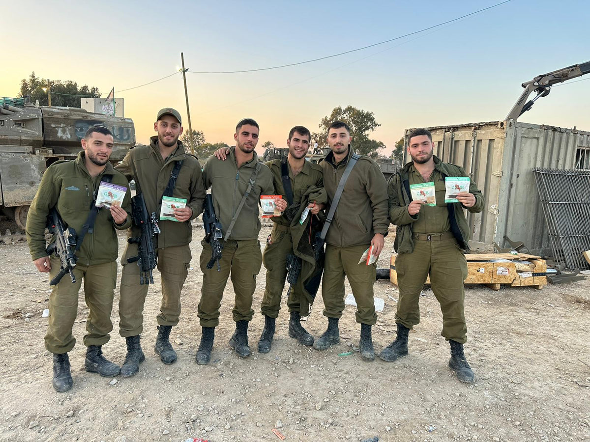 Israeli soldiers holding boxes of donated biltong